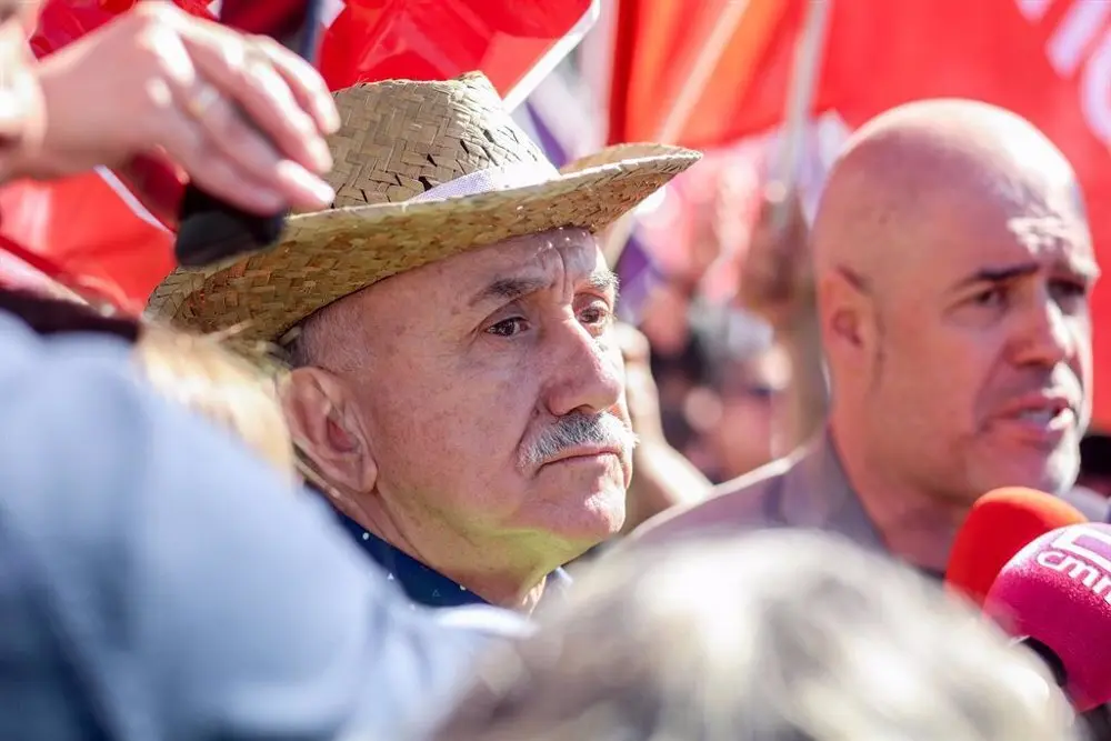 Se&ntilde;or con un sombrero en la cabeza en una manifestaci&oacute;n de CCOO y UGT