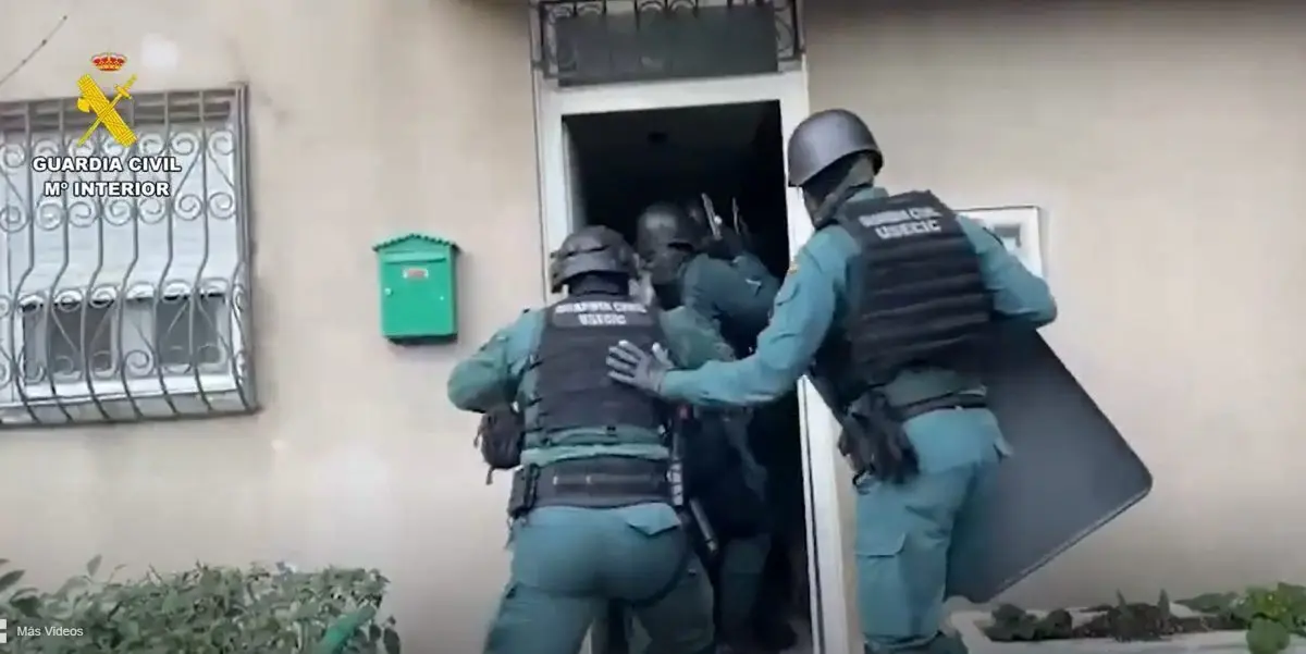 Agentes de la Guardia Civil accediendo a una vivienda por orden de registro