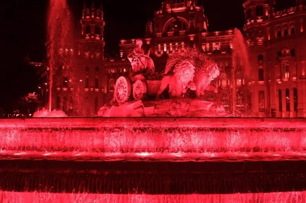 Fuente de Cibeles iluminada de rojo