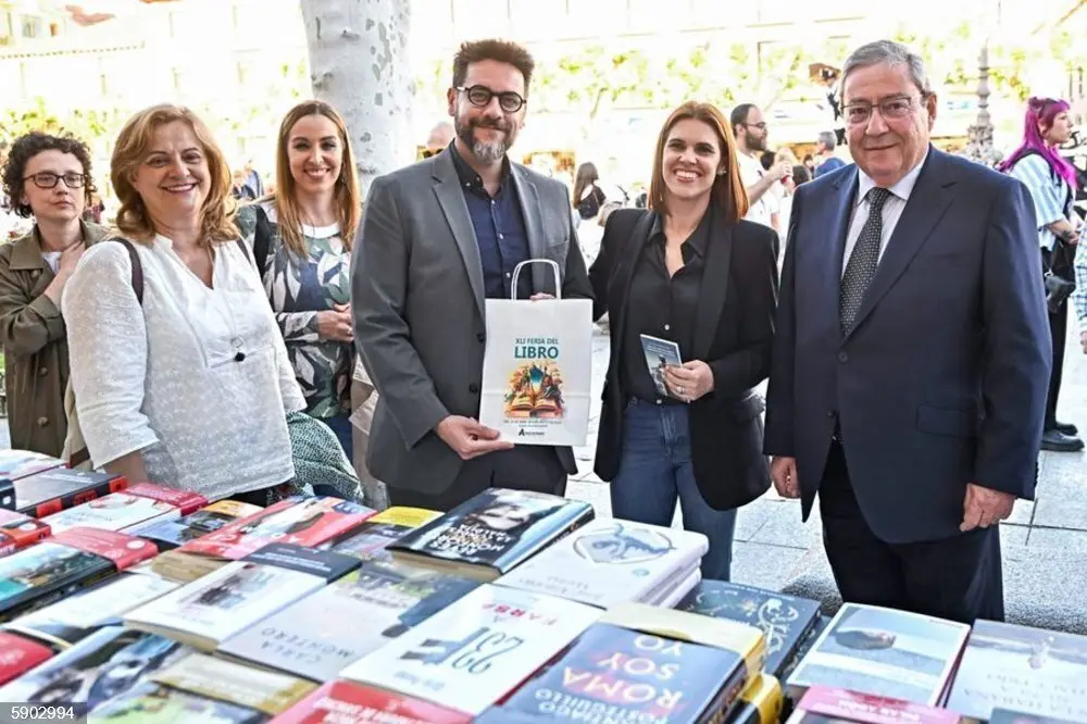La alcaldesa de Alcal&aacute; de Henares, Judith Piquet, en la Feria del Libro