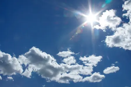 Un cielo despejado con alguna nube dispersa.