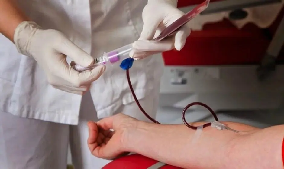 Persona donando sangre