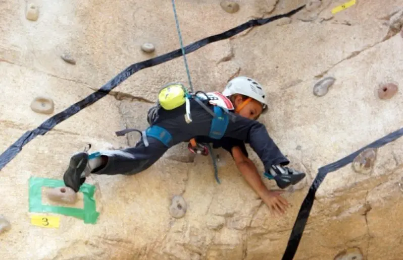 Ni&ntilde;o peque&ntilde;o escelando un roc&oacute;dromo