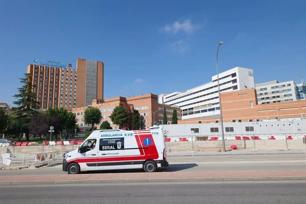 Ambulancia circulando frente al Hospital 12 de Octubre de Madrid