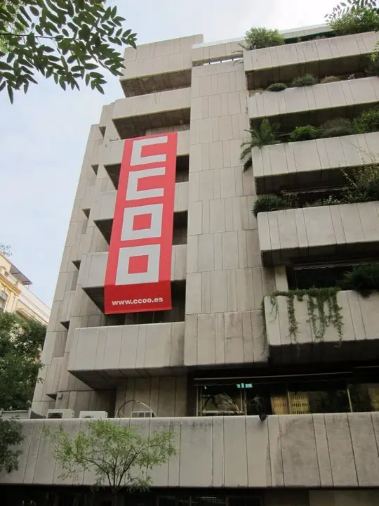 Fachada con un cartel de CC.OO.