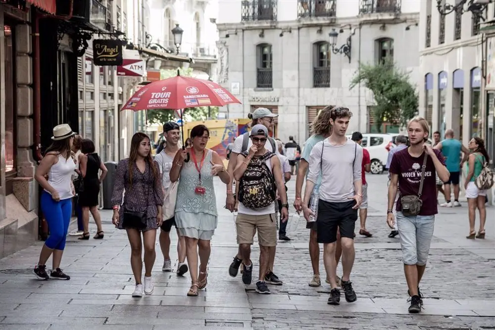 Personas paseando por la calle de una ciudad