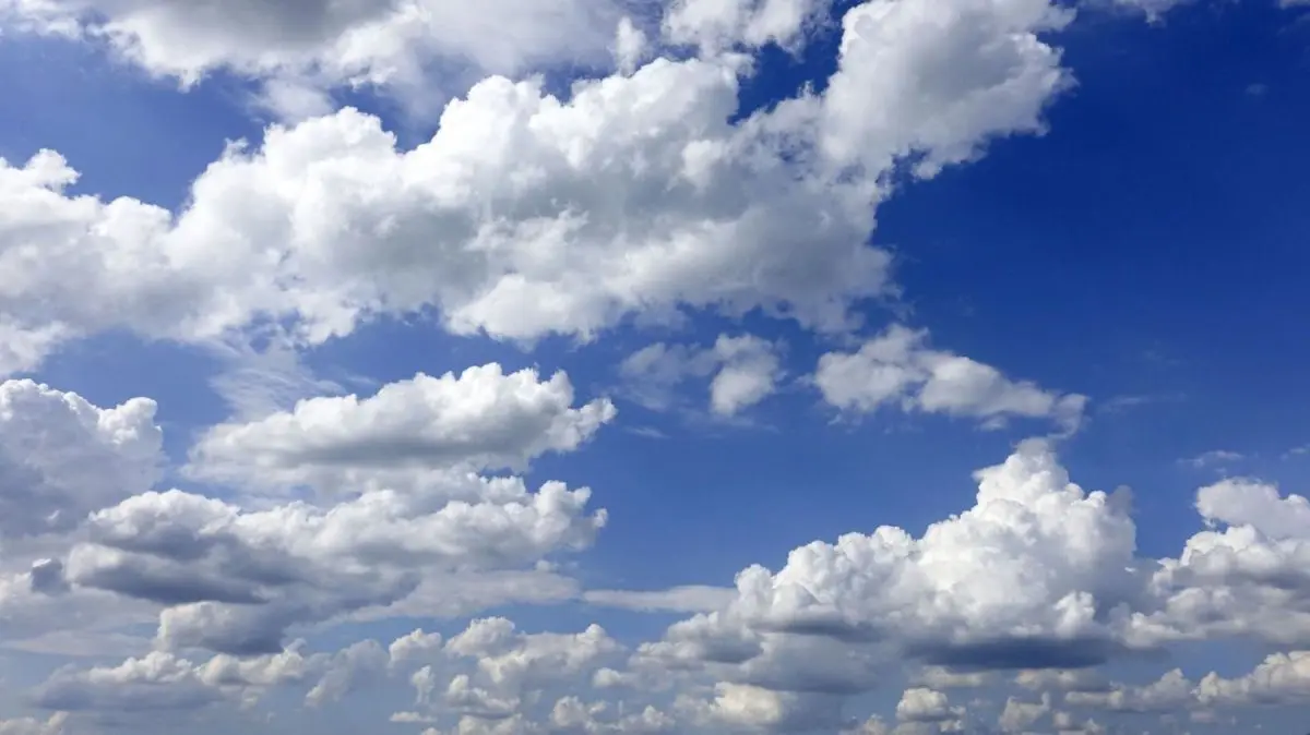 Cielo con alguna nube dispersa