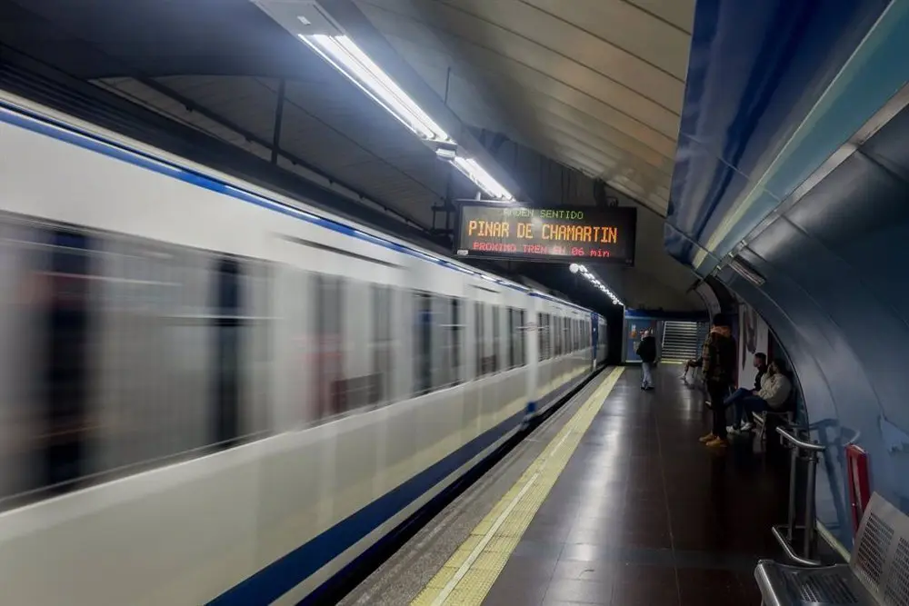And&eacute;n de Metro de la L&iacute;nea 1 direcci&oacute;n Pinar de Chamart&iacute;n