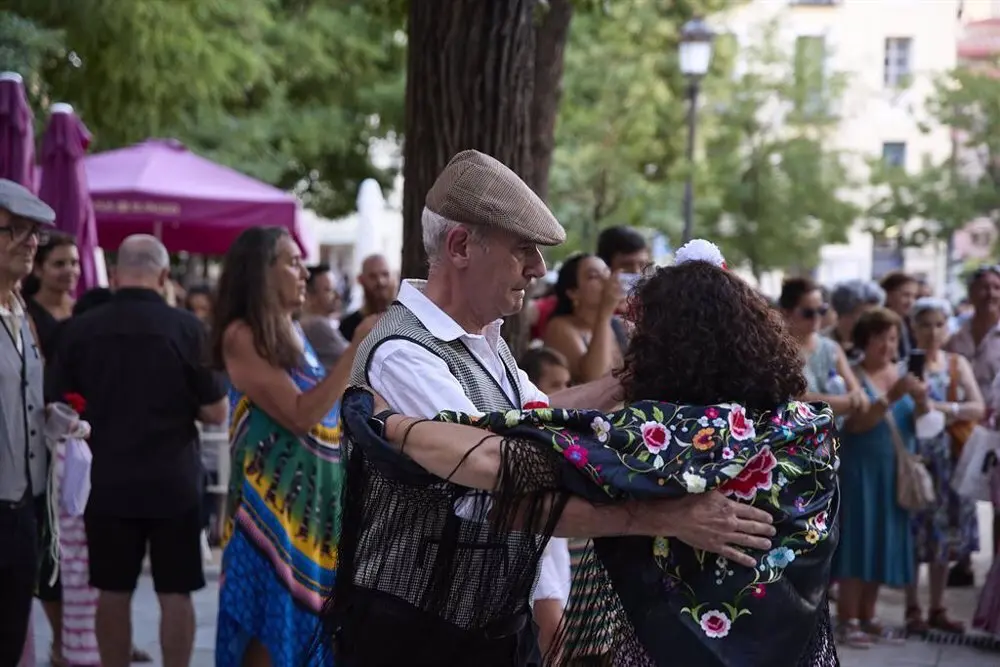 Dos personas bailando chotis.
