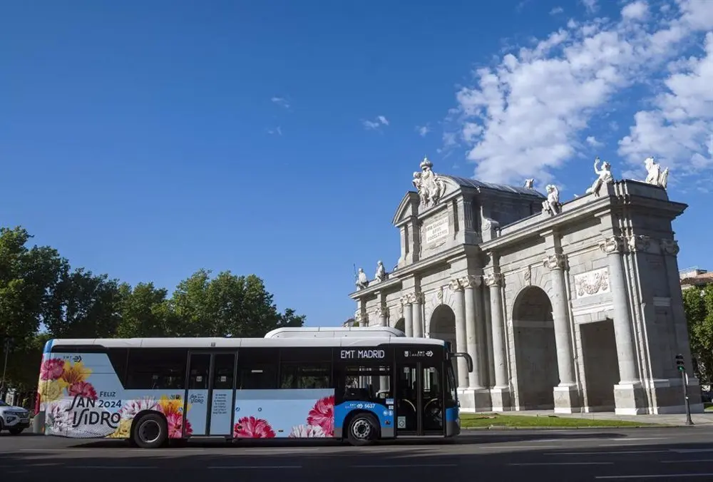 Autob&uacute;s de la EMT circulando alrededor de la Puerta de Alcal&aacute; de Madrid