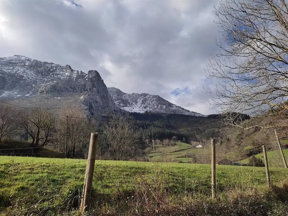 Cielo cubierto de nubes en el campo.