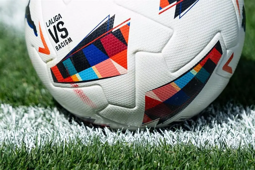 Bal&oacute;n de f&uacute;tbol sobre un campo de f&uacute;tbol