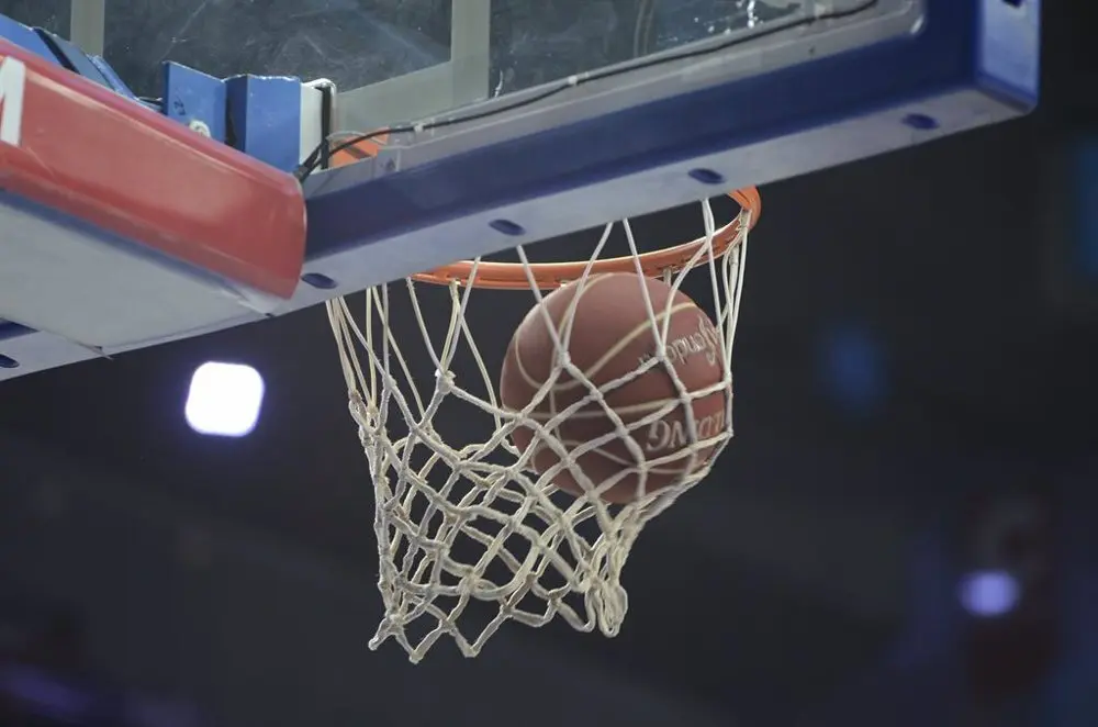 Bal&oacute;n de baloncesto entrando por una canasta.