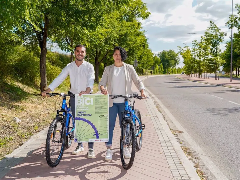 Dos personas montadno en bicicleta