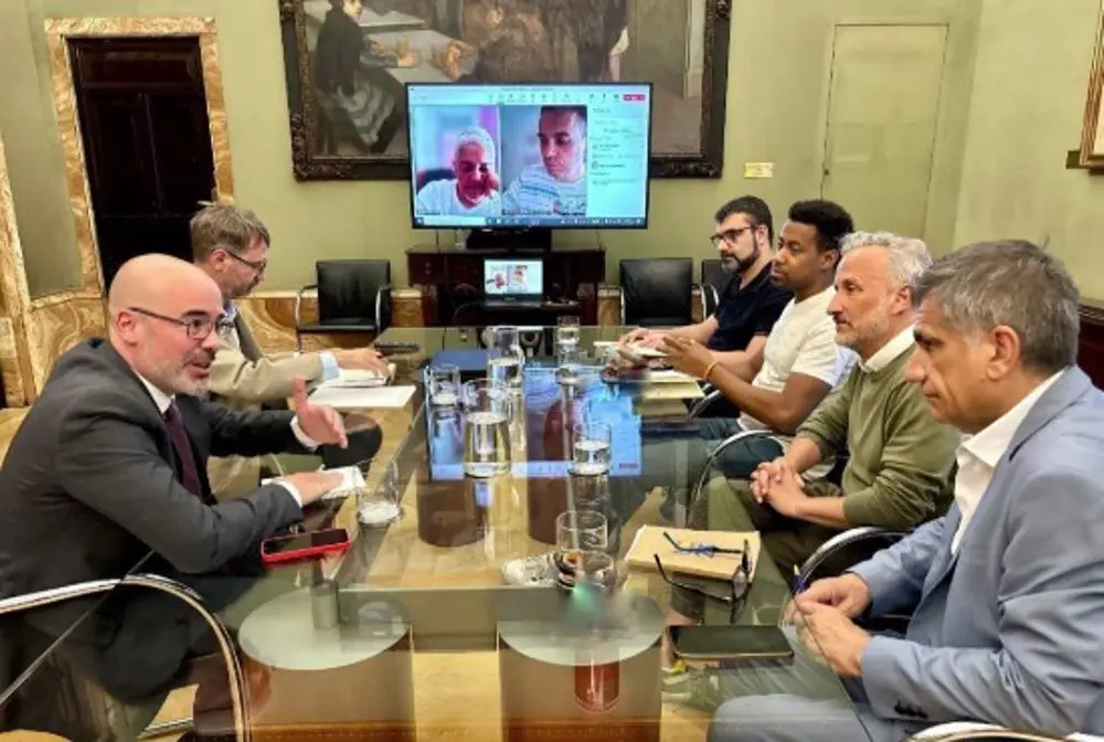Reuni&oacute;n en persona y v&iacute;a videollamada