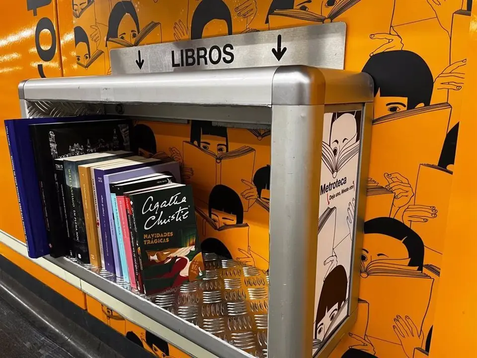 papelera en Metro de Madrid con forma de estanter&iacute;a