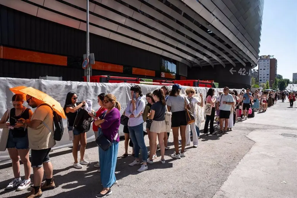 Fila de personas alrededor del Bernab&eacute;u