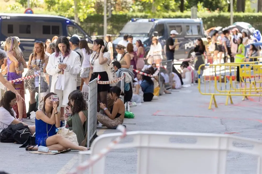 Fila de acceso al Bernab&eacute;u