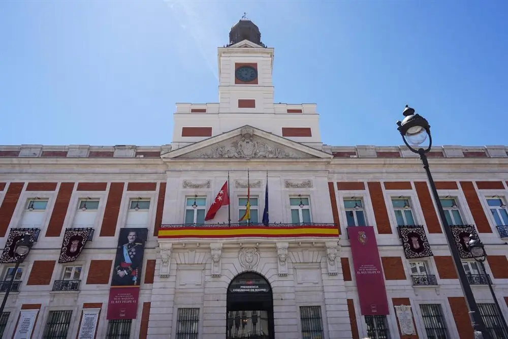 La Comunidad engalana la fachada de la Real Casa de Correos en el X aniversario de la proclamaci&oacute;n del Rey Felipe VI