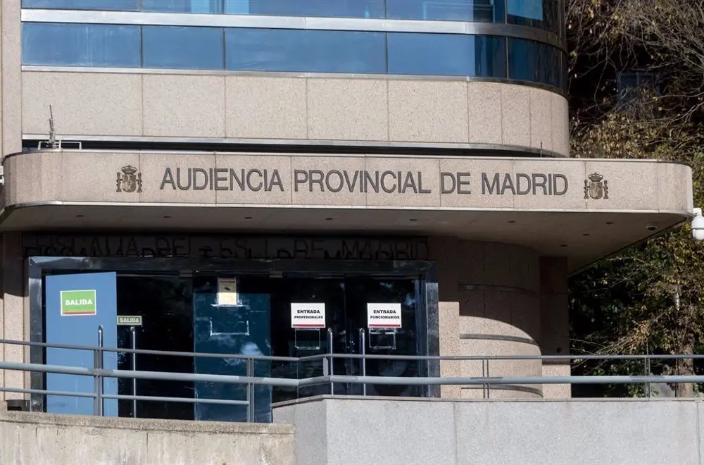 El agente local juzgado por agresi&oacute;n racista a un chico en 2019 niega los hechos y la v&iacute;ctima lo ratifica