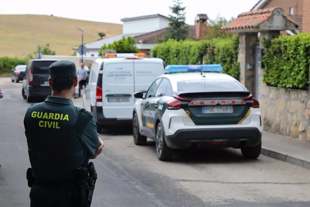 Polic&iacute;a de espaldas.