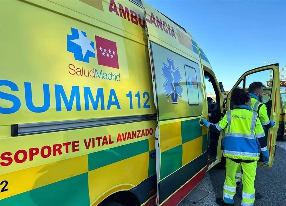 Ambulancia del Summa 112 y profesionales sanitarios