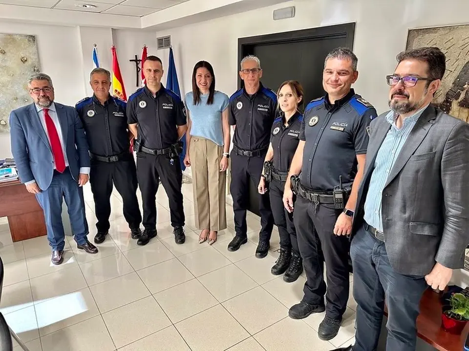 Alcaldesa de Majadahonda junto con la policia local