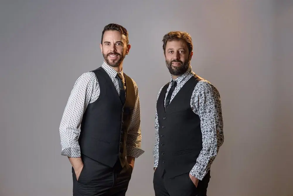 Dos hombres trajeados
