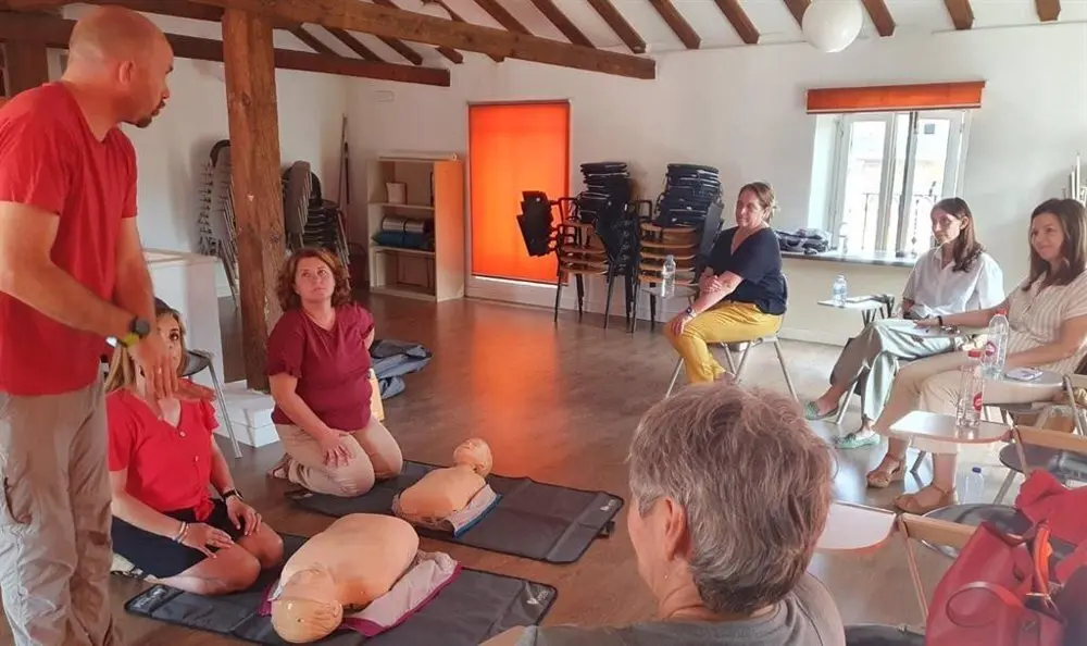 Personas haciendo yoga