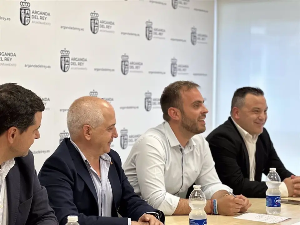 Presidente de la Real Federaci&oacute;n Espa&ntilde;ola de Karate, Antonio Moreno, el concejal de Deportes, Javier de las Heras, y el presidente del Club de K&aacute;rate del municipio, Iv&aacute;n Leal