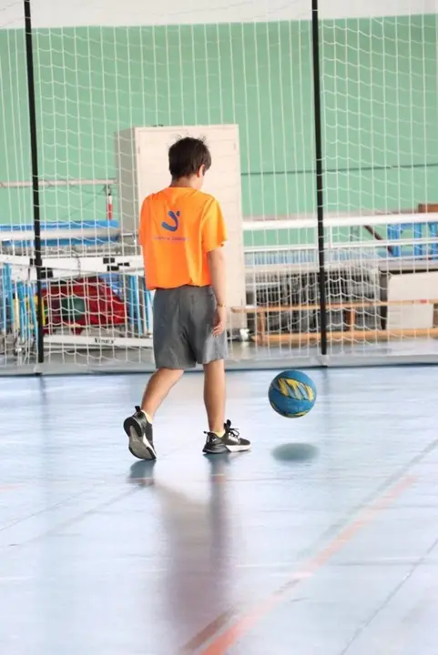 Ni&ntilde;o jugando con bal&oacute;n