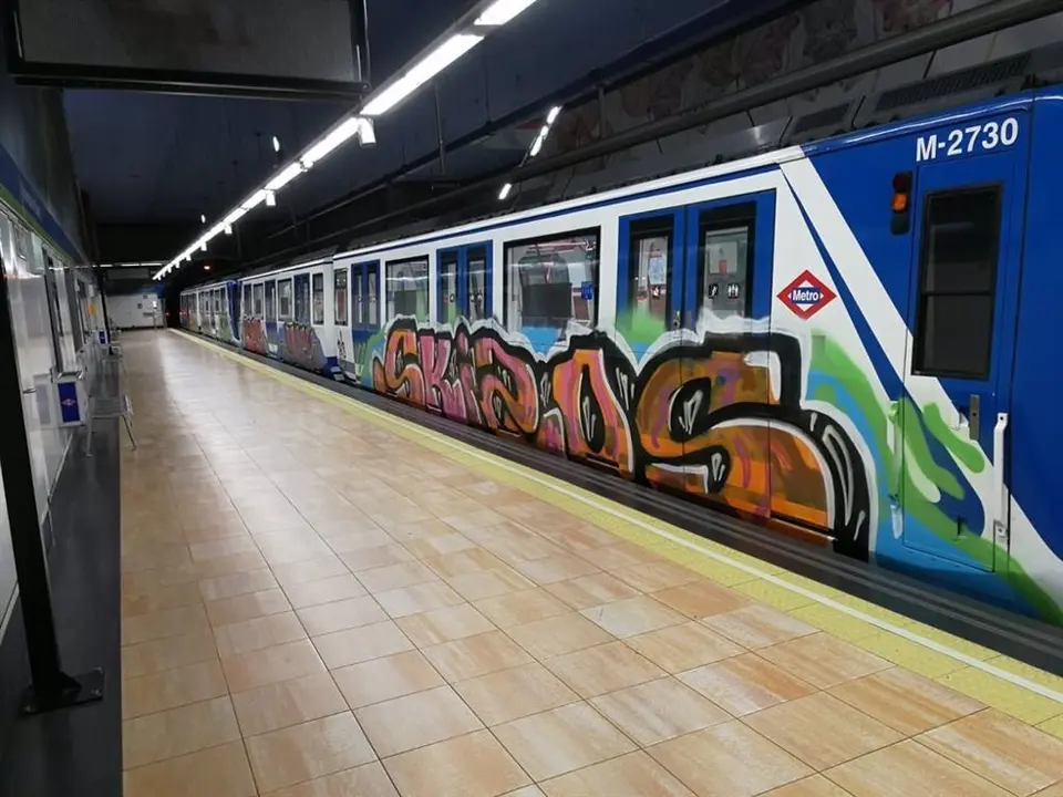 metro con grafitis