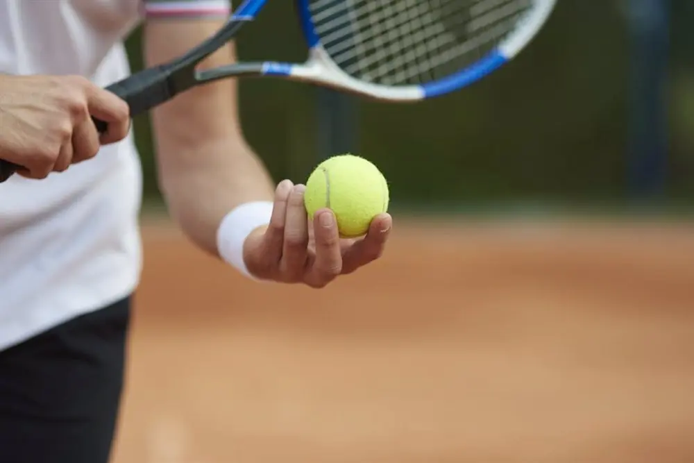 Una raqueta y una pelota de tenis. Imagen de archivo.