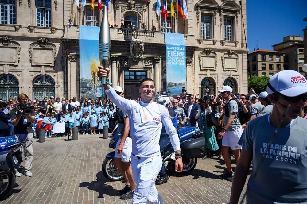 Imagen de hombre con antorcha ol&iacute;mpica