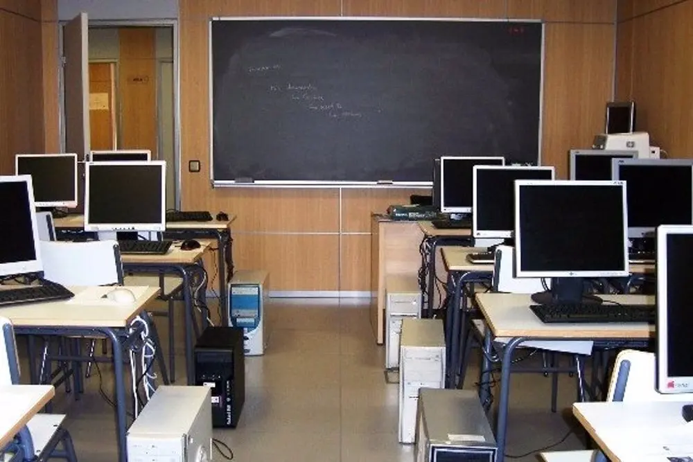 Imagen de un aula con ordenadores