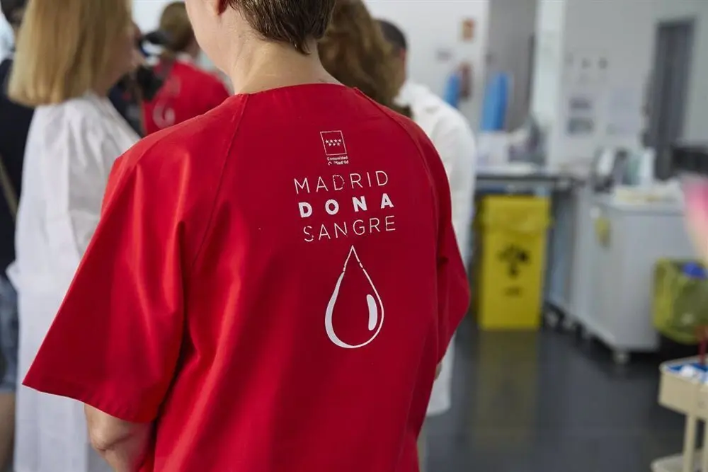 Imagen de una camiseta roja que invita a donar sangre
