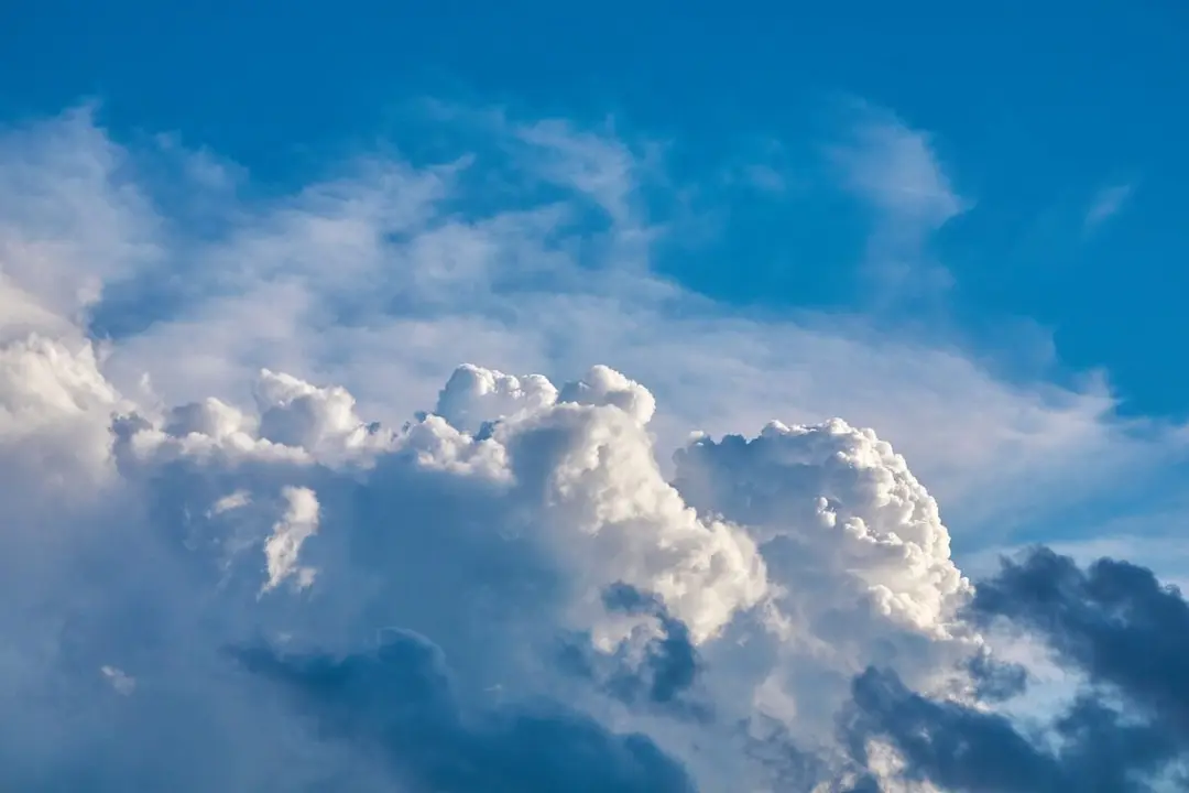 Imagen de cielo azul con nubes.
