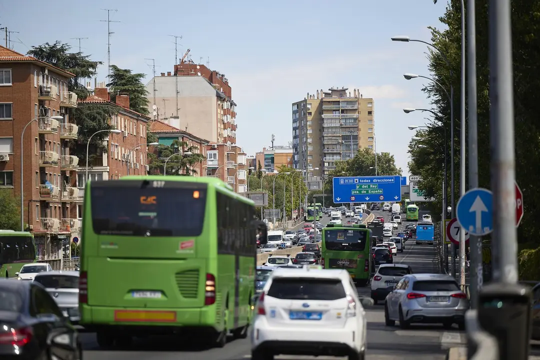 Coches parados en una calle de madrid.