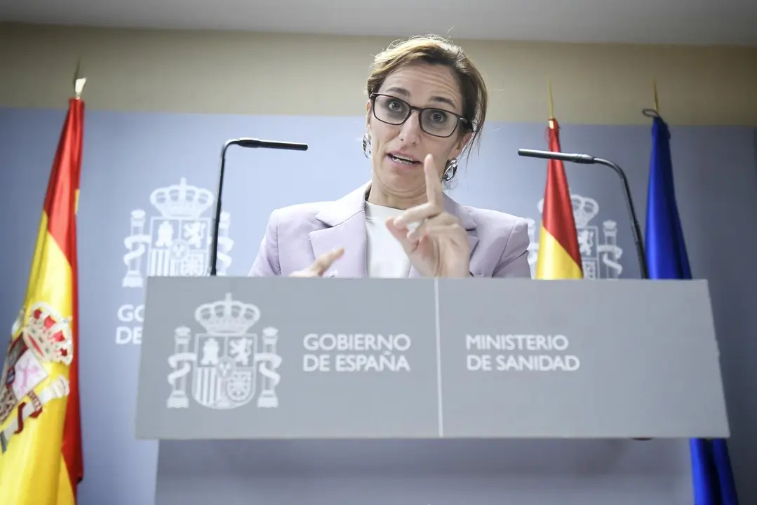 M&oacute;nica Garc&iacute;a en una conferencia con expresi&oacute;n demandante y gesticulando con el dedo arriba&nbsp;