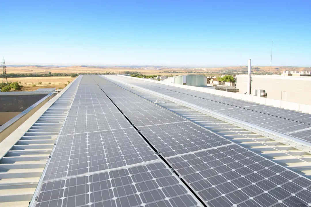 Conjunto de placas solares sobre el Hospital Universitario de Torrej&oacute;n