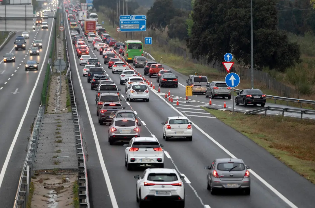 Grandes filas de coches parados en la carretera por atascos.