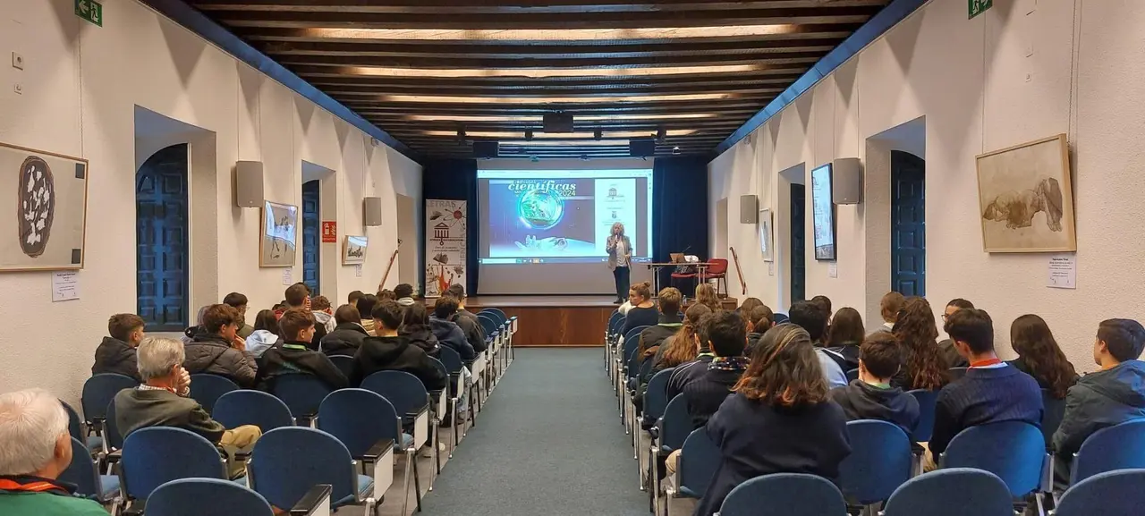 Sala de presentaci&oacute;n de las Jornadas con asistentes.