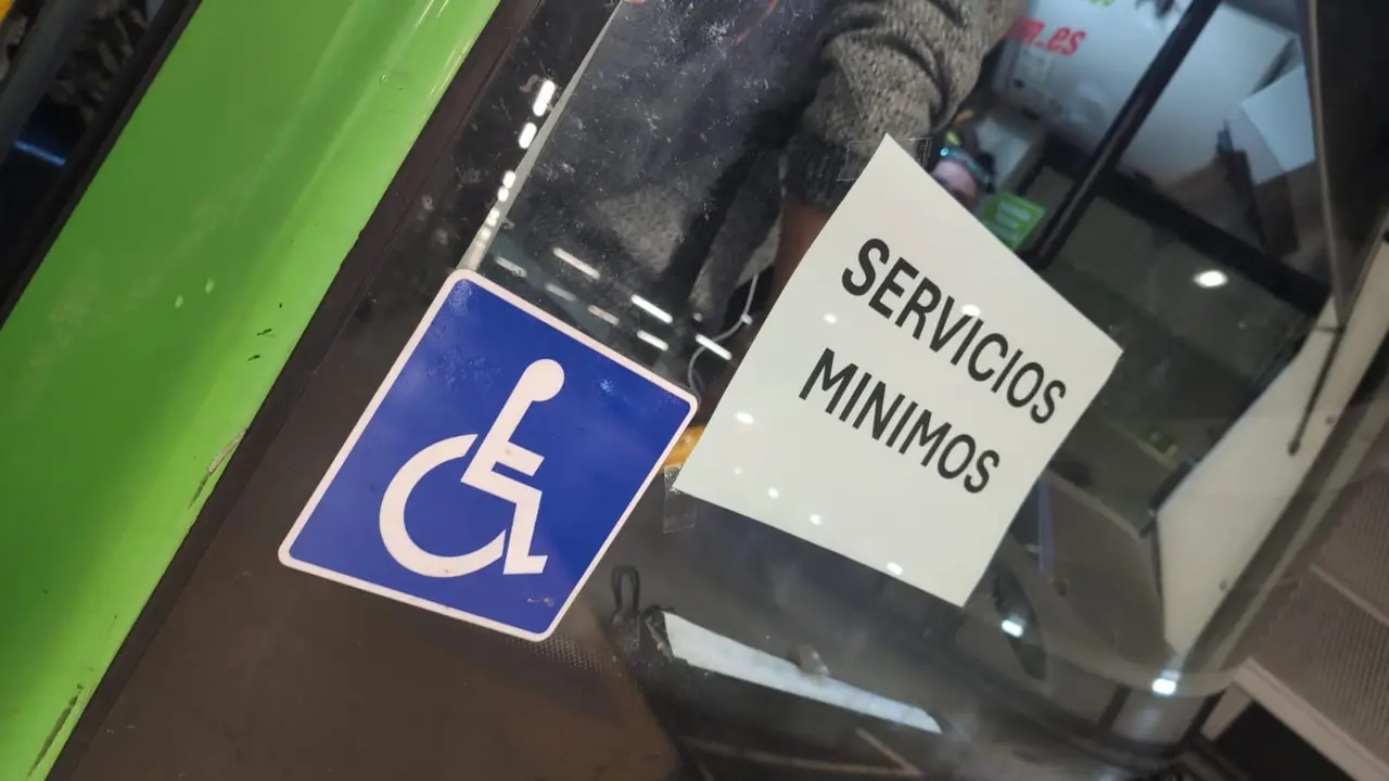 Imagen de la primera jornada de un autob&uacute;s en la huelga de transportes.