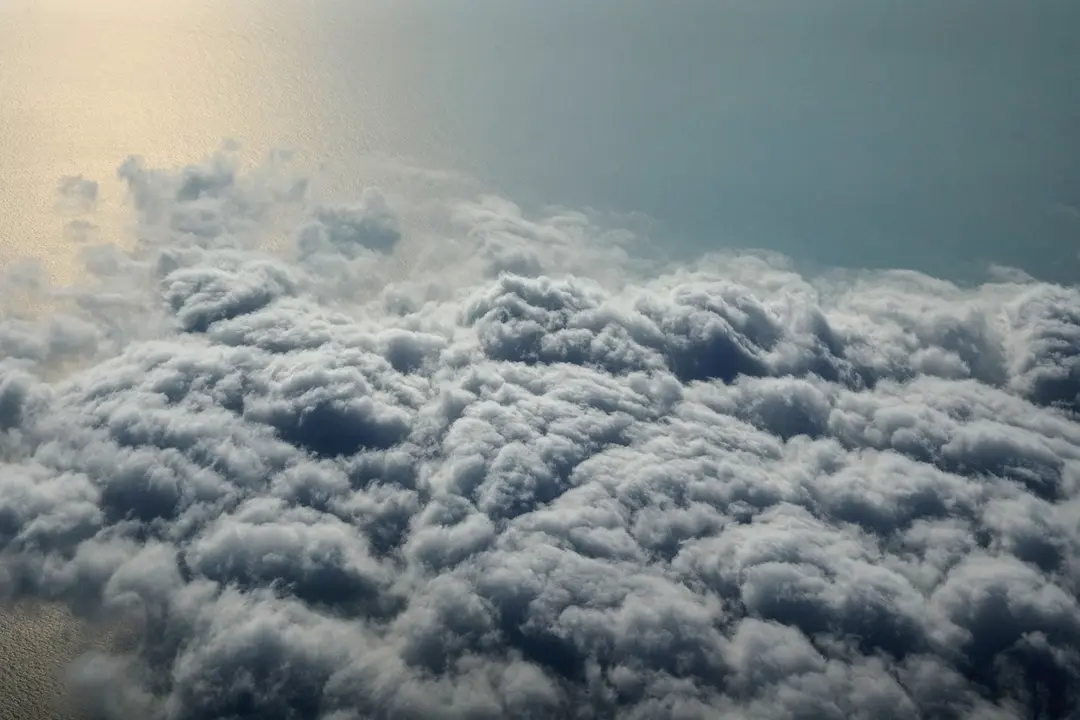 Gran acumulaci&oacute;n de nubes en el cielo. Imagen de archivo.