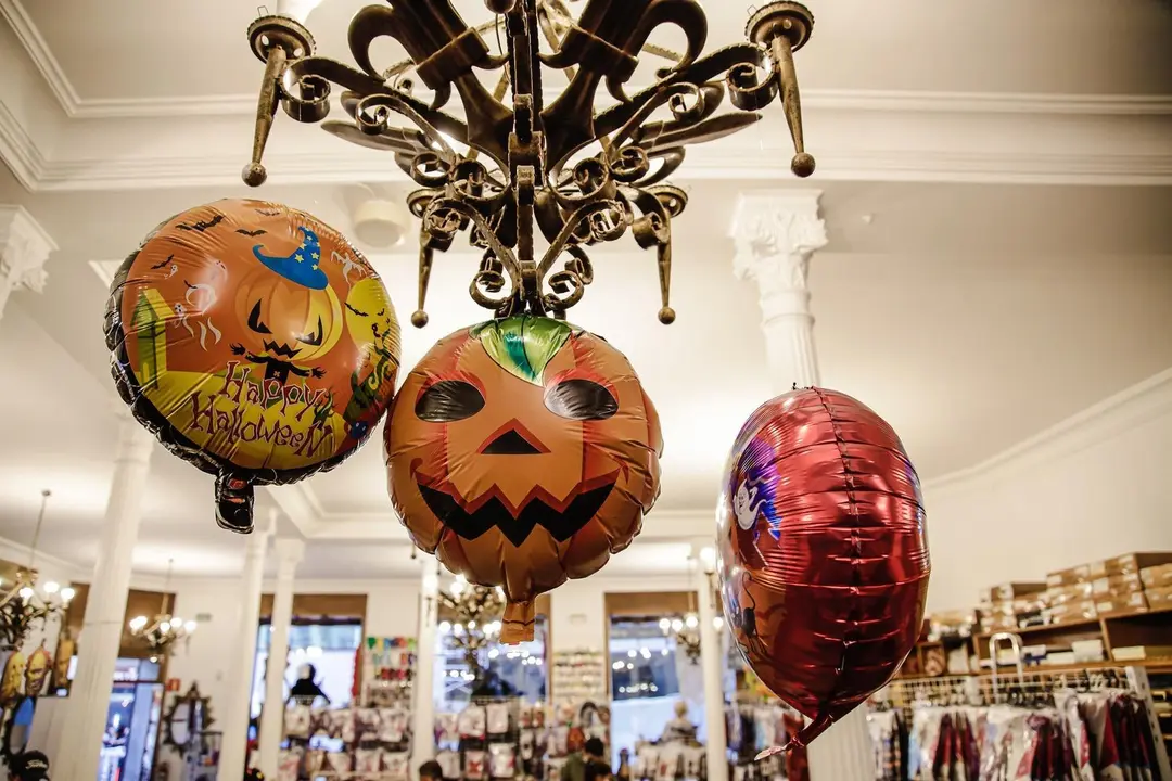 Imagen de archivo. Decoraci&oacute;n de Halloween en una tienda de disfraces.