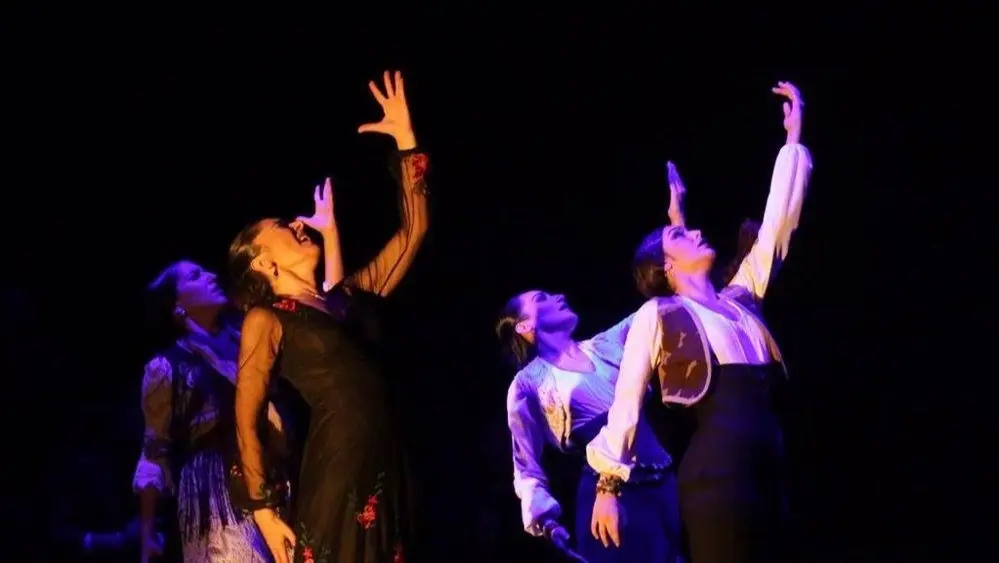 Cuatro bailarinas de flamenco sobre el escenario
