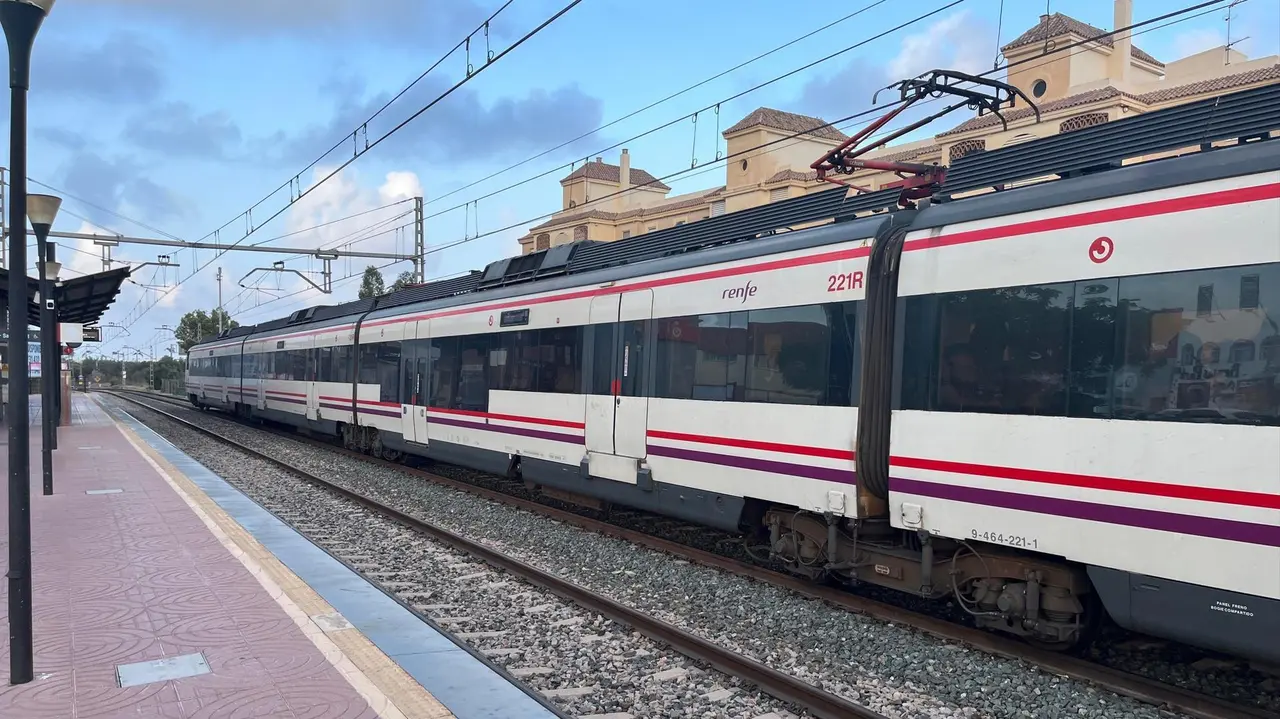 Tren de cercan&iacute;as estacionado en una parada