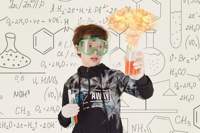 Un ni&ntilde;o en una imagen de archivo por la semana de la ciencia.