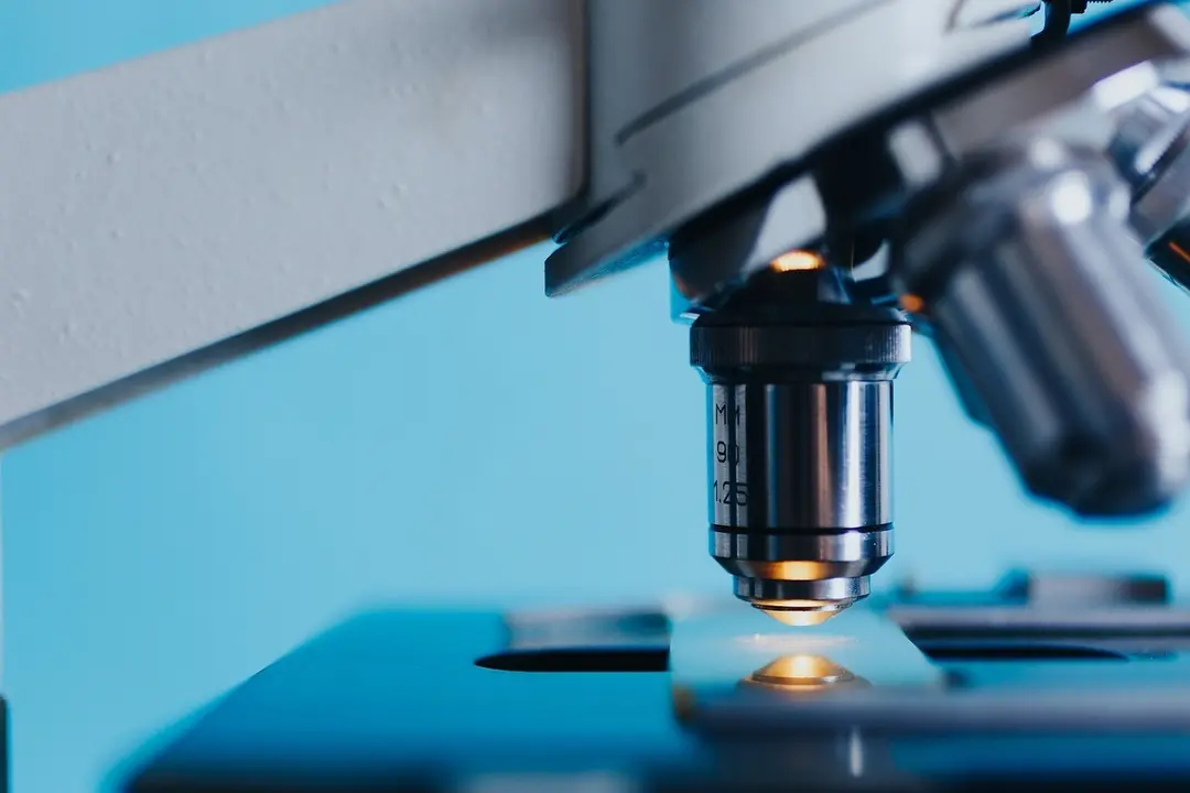 Imagen de archivo de un microscopio.
