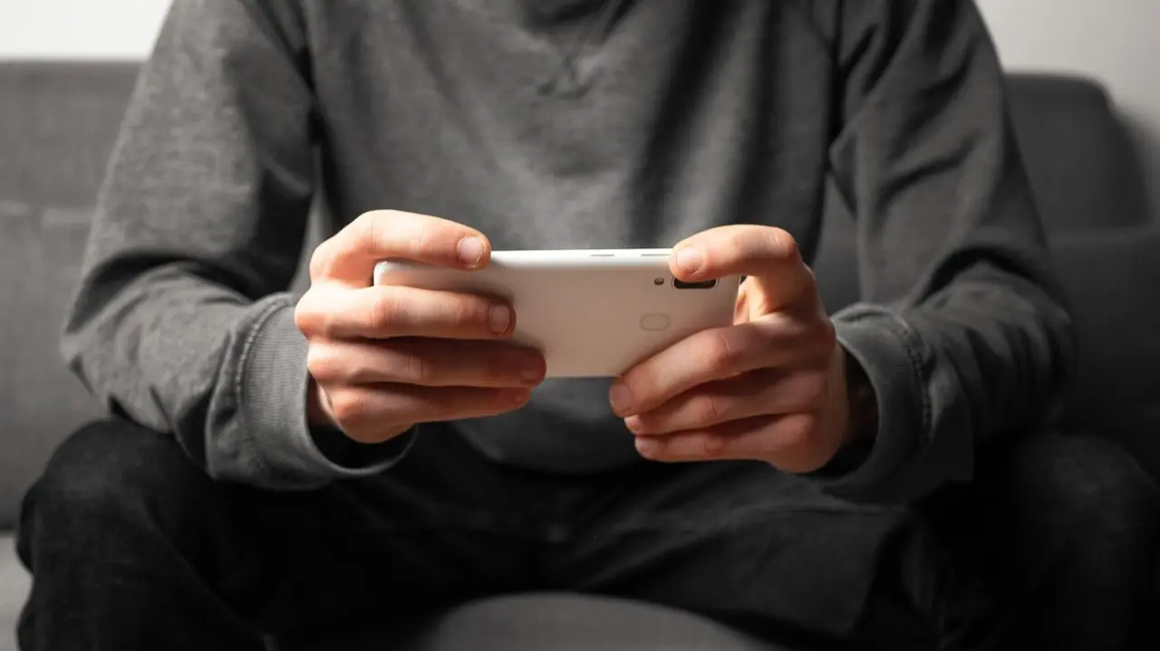 Persona con un dispositivo m&oacute;vil